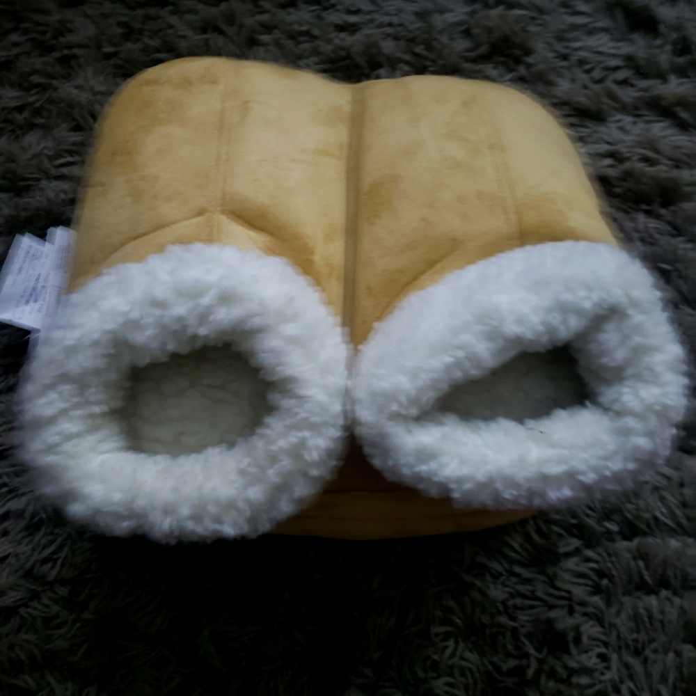 BRAND NEW FEET MASSAGER AND WARMER